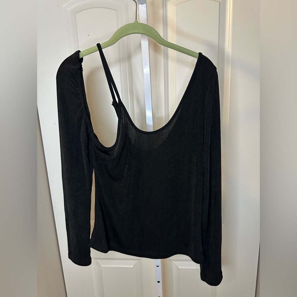 Black fun shoulder‎ top